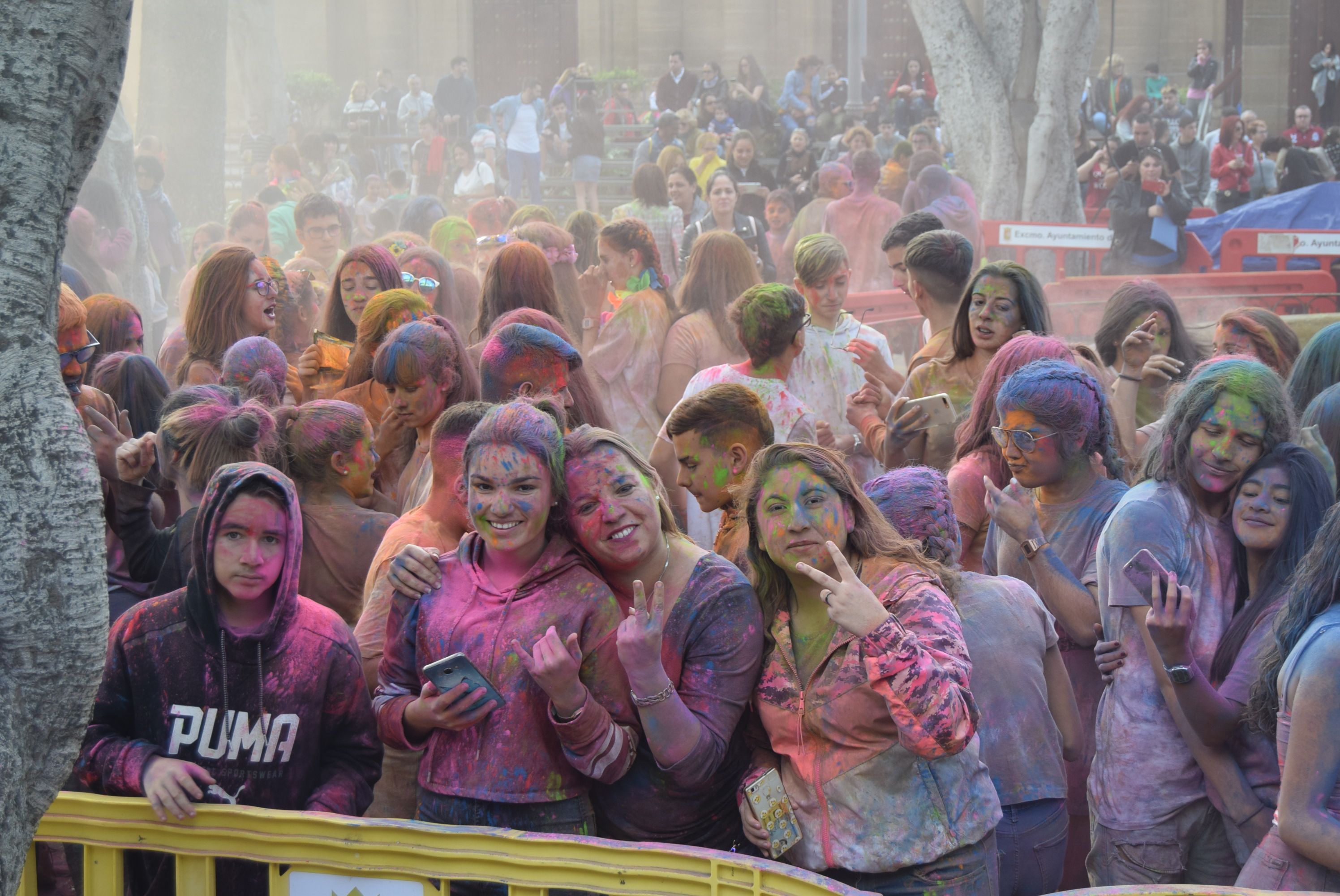 Gáldar celebra el martes de Carnaval con una colorida fiesta de polvos holi